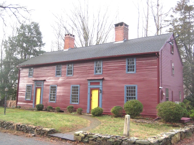 colonial home featuring a front yard