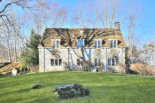 view of front of property with a front lawn