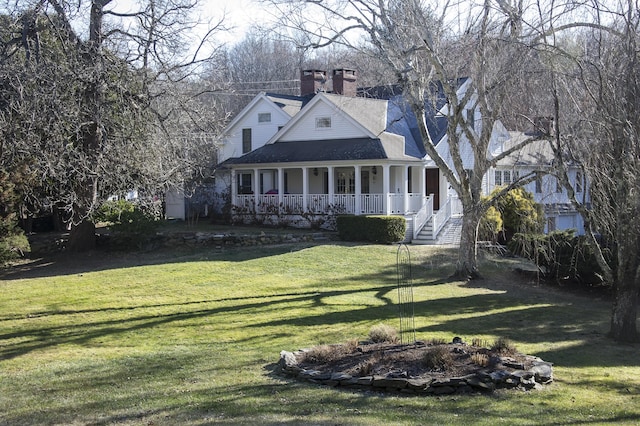 country-style home featuring a porch and a front lawn