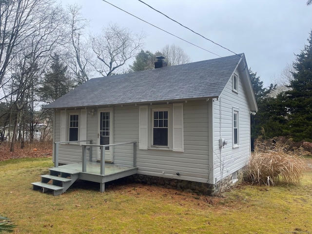 view of front of property featuring a front yard