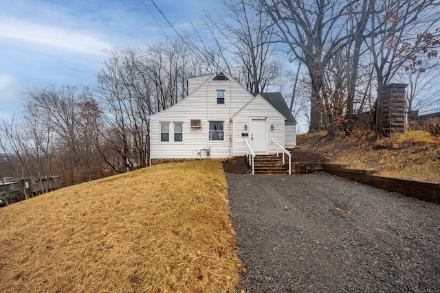 view of front of property featuring a front lawn