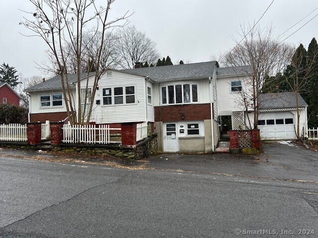 view of front facade featuring a garage