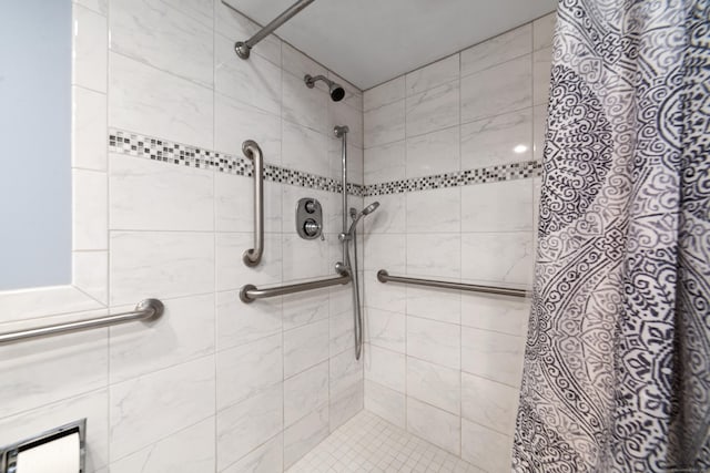 bathroom featuring tiled shower