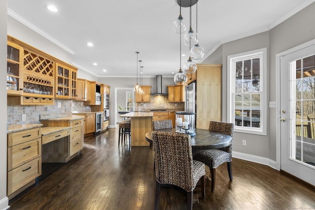 dining space featuring recessed lighting, baseboards, dark wood finished floors, and ornamental molding