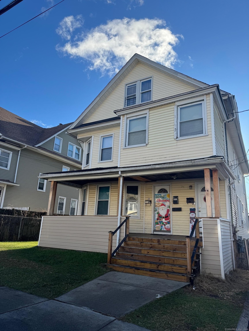 view of front of house featuring covered porch and a front lawn