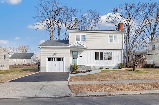 view of front of property featuring a front lawn