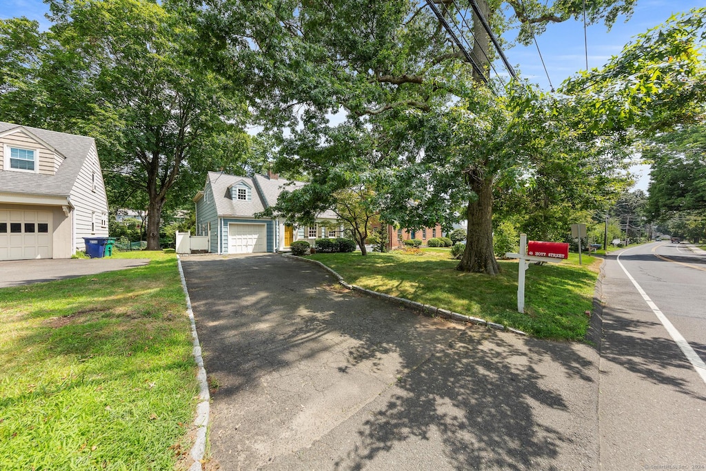 view of front of house featuring a front lawn