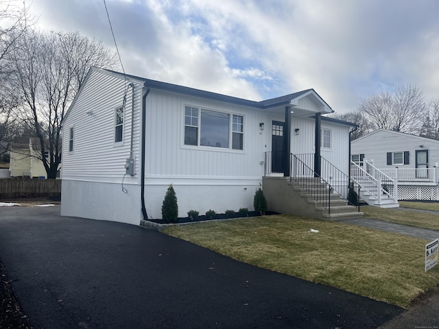 manufactured / mobile home with a front yard