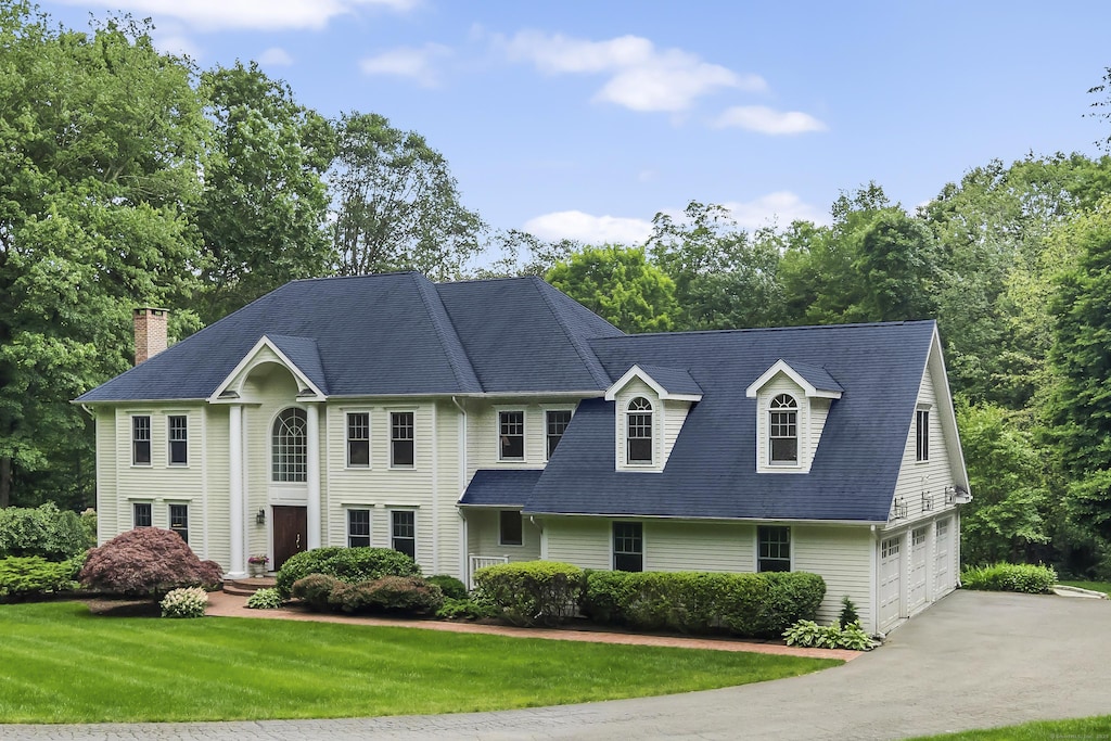 view of front of home featuring a garage and a front yard