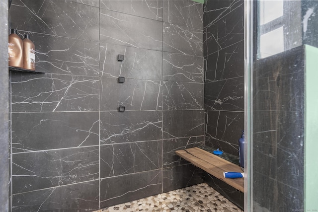 bathroom featuring a tile shower