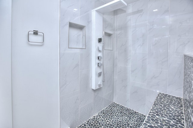 bathroom featuring a tile shower