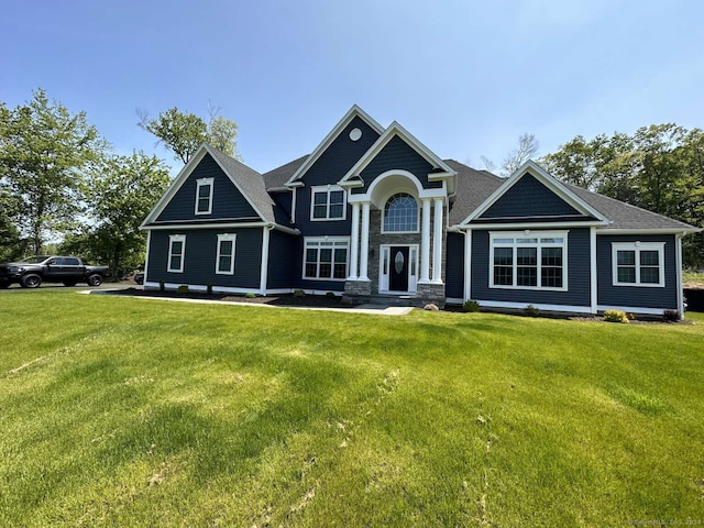 view of front facade featuring a front lawn