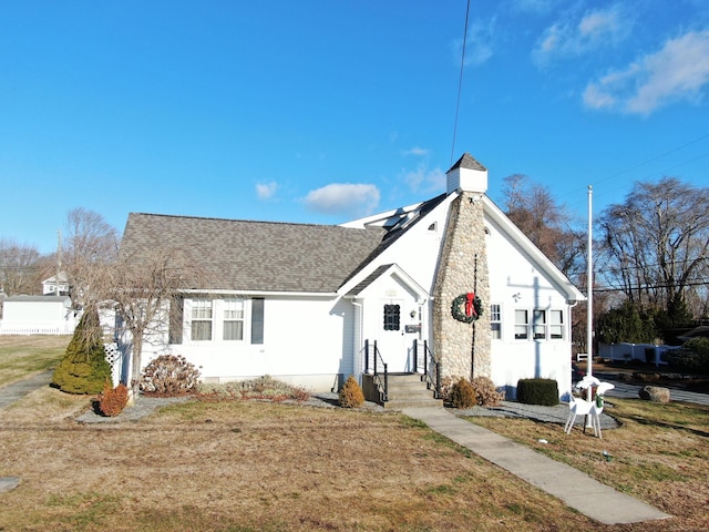 view of front of property featuring a front yard