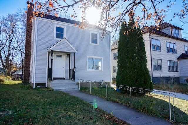 view of front of property featuring a front yard