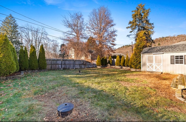 view of yard featuring a storage shed