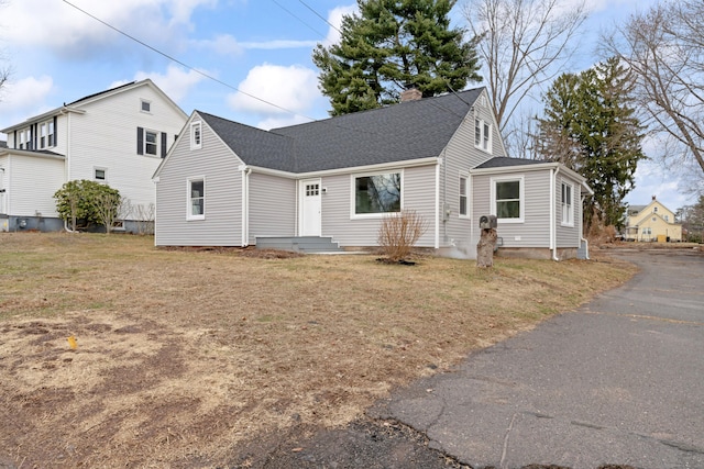 view of front of property with a front lawn