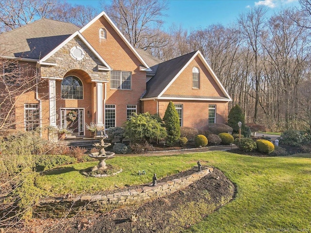 view of front property featuring a front lawn