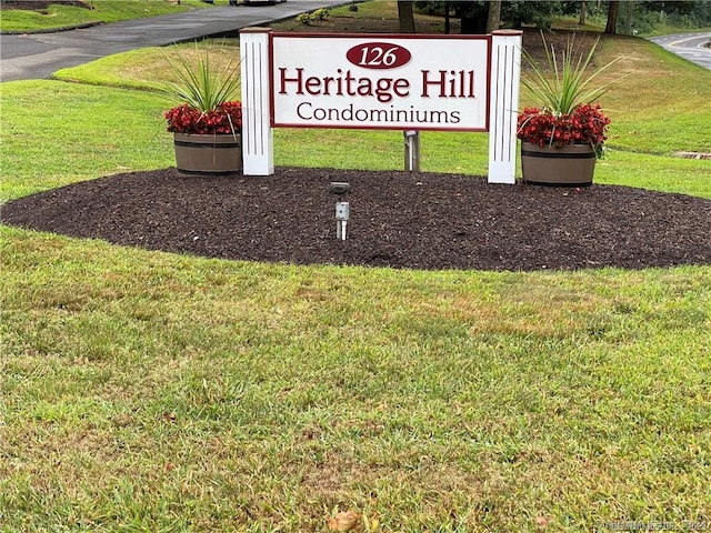 community / neighborhood sign featuring a yard