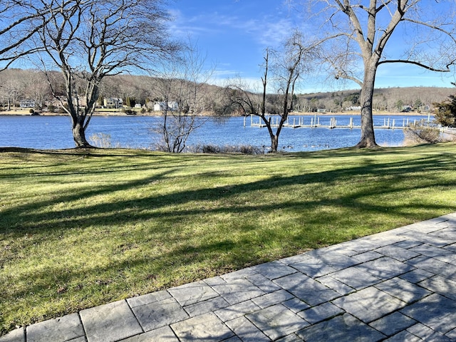 view of yard featuring a water view