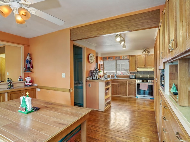 kitchen featuring electric stove, light hardwood / wood-style flooring, ceiling fan, built in microwave, and tasteful backsplash