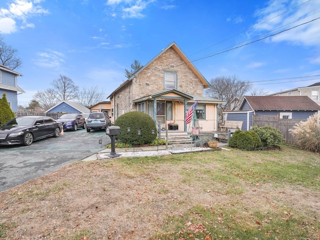 view of front of home featuring a front yard