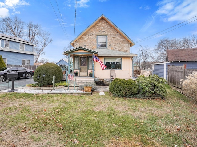 view of front of house featuring a front lawn