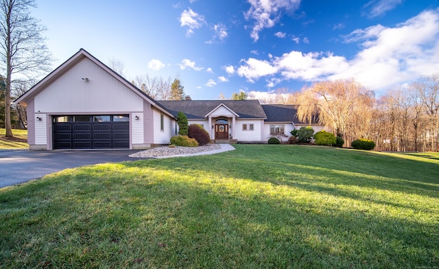 view of front facade featuring a front yard and a garage