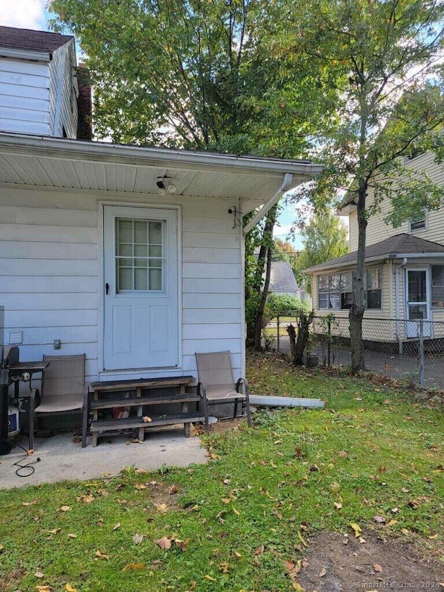 property entrance featuring a yard