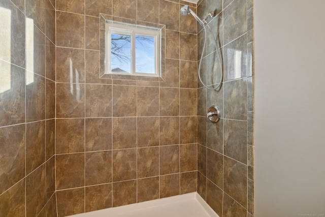 full bathroom featuring tiled shower