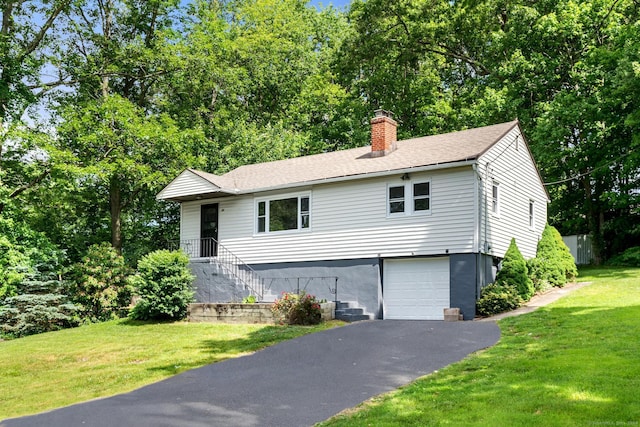 view of front facade featuring a garage and a front lawn