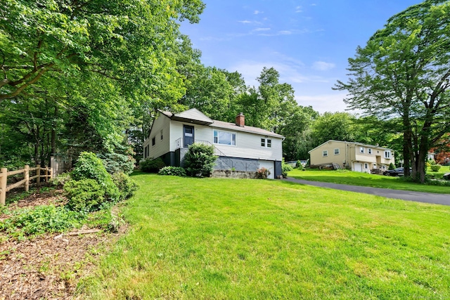 view of front of property featuring a front lawn