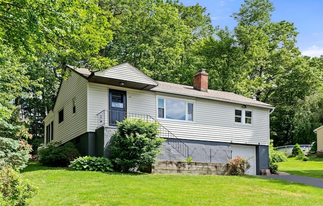 view of front of property featuring a front yard and a garage