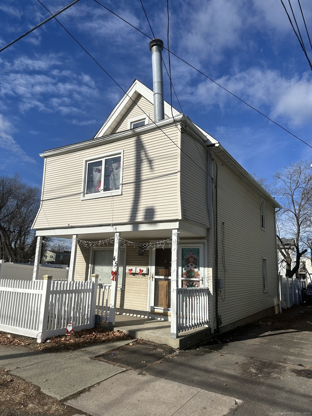 view of front facade featuring a porch