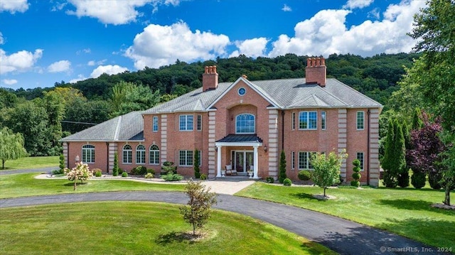 view of front of property with a front yard