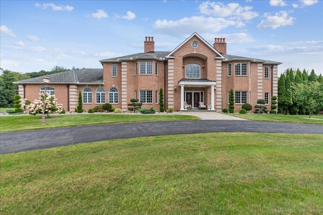 view of front of home featuring a front yard