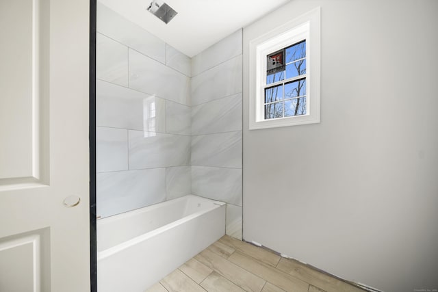 bathroom featuring tiled shower / bath