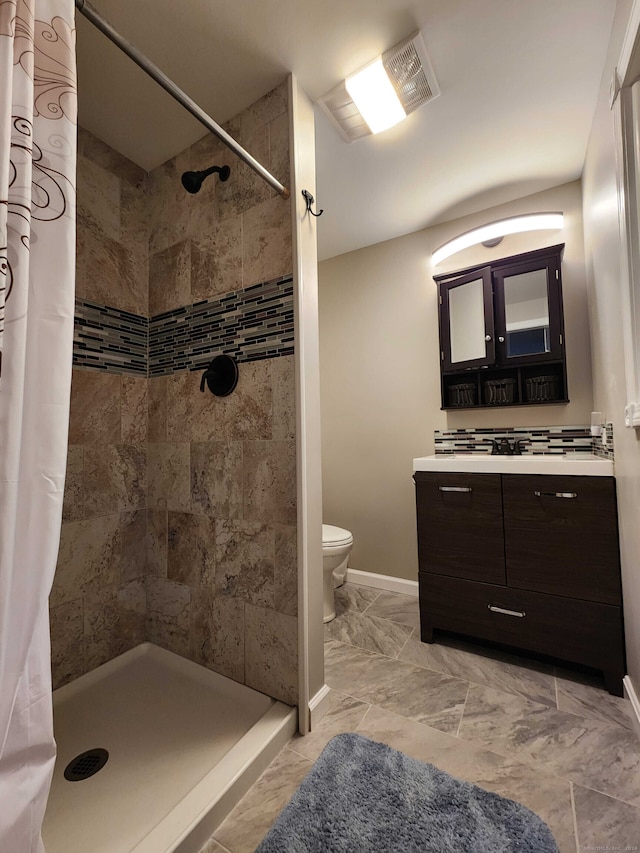 bathroom featuring a shower with curtain and toilet