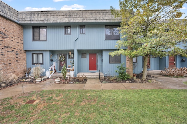 view of front of home featuring a front yard