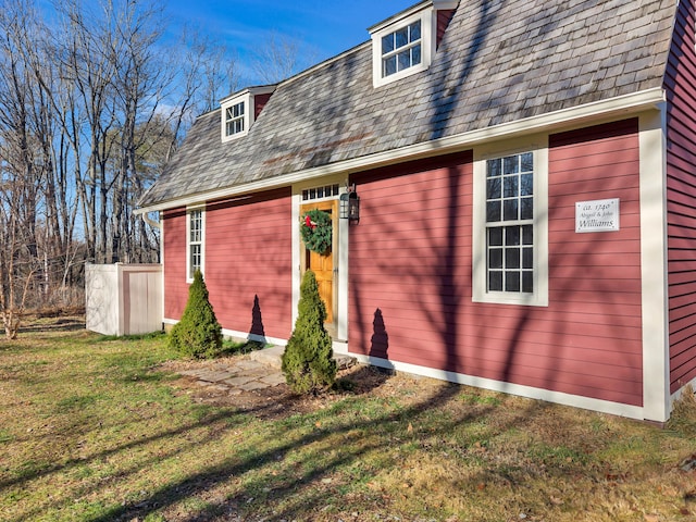 view of side of property featuring a lawn