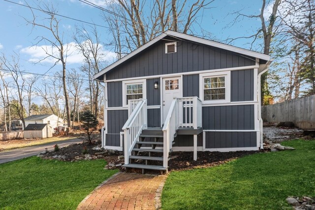 view of front of home featuring a front yard