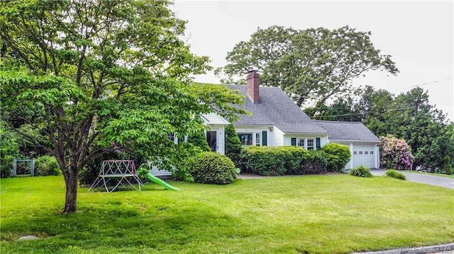 view of front of property featuring a front yard and a garage