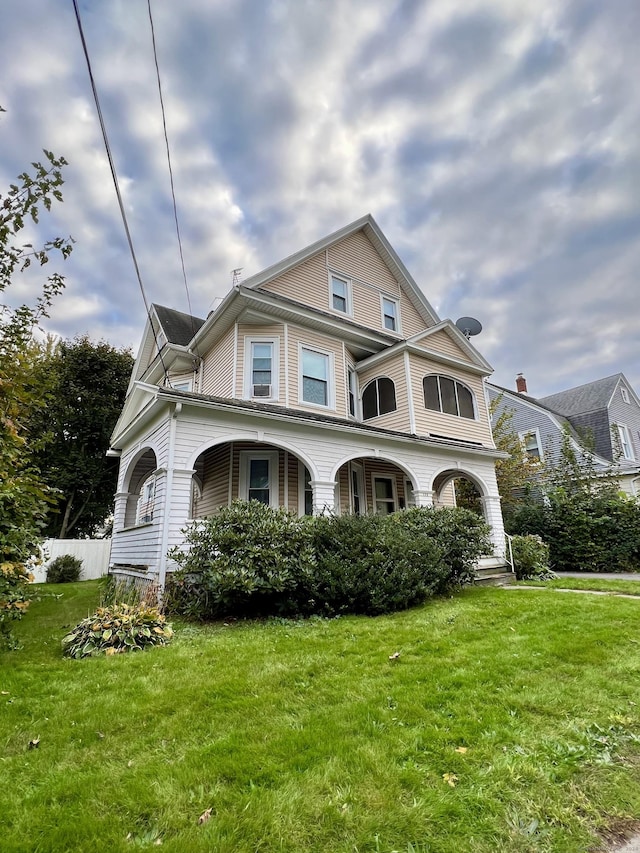 view of front of property featuring a front yard