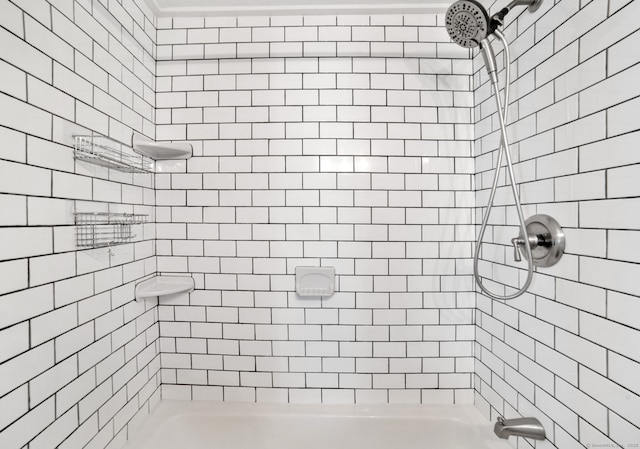 bathroom with tiled shower / bath