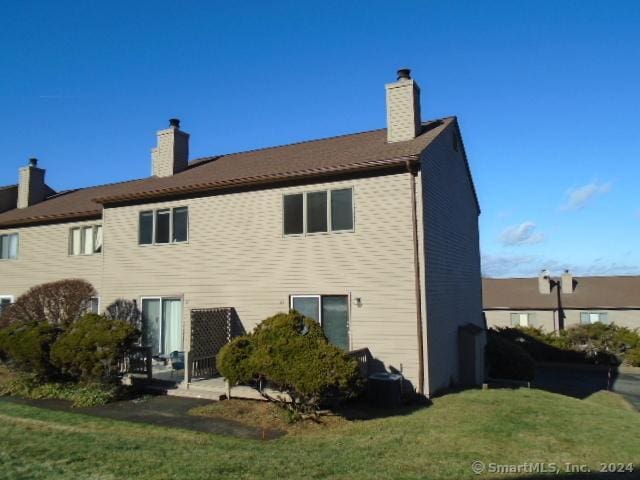 back of house featuring a lawn