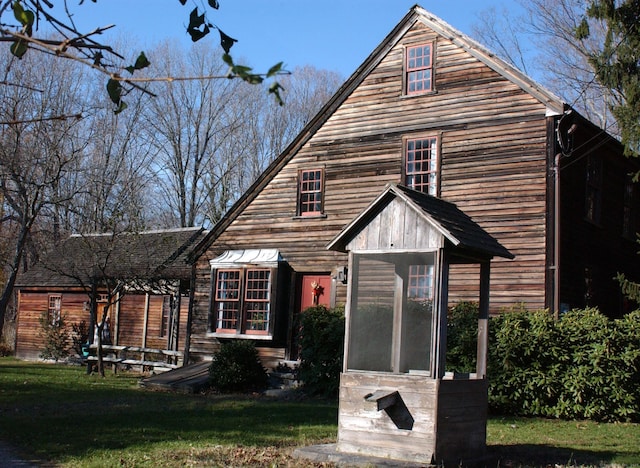 view of front facade with a front lawn