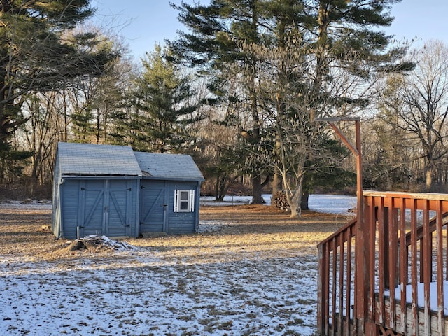 view of yard with a shed