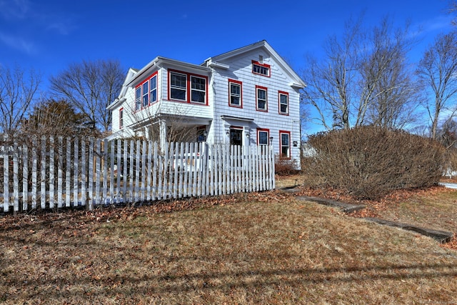 view of front of house with a front yard