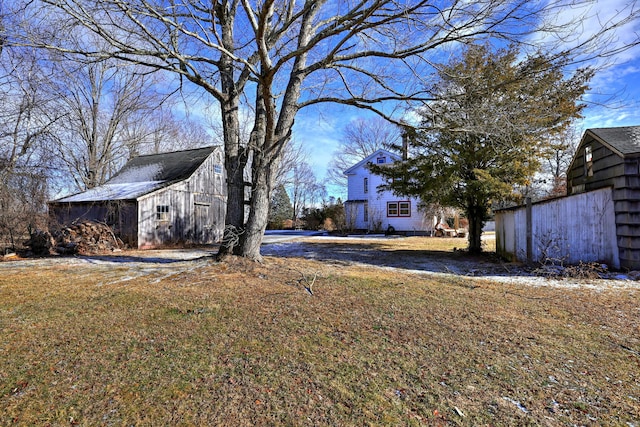 view of yard with an outbuilding