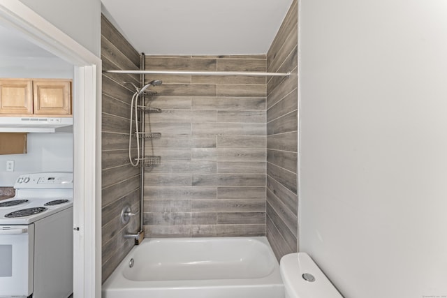 bathroom with toilet and tiled shower / bath