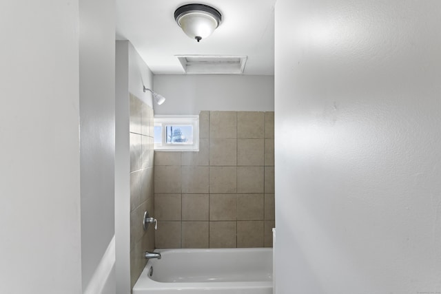 bathroom featuring tiled shower / bath